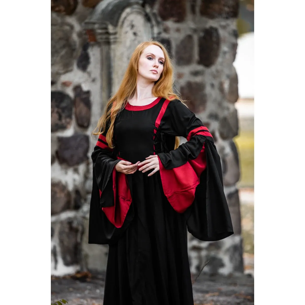La Bottega di Merlino Isolde Abito Cappuccio rosso nero viscosa