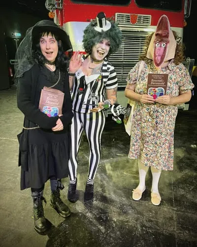 Smiffys Beetlejuice borsa tracolla Handbook bordeaux catena oro