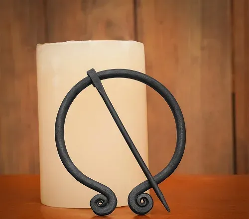 La Bottega di Merlino Fibula spilla forgiata a mano ferro 9,5x7,5cm