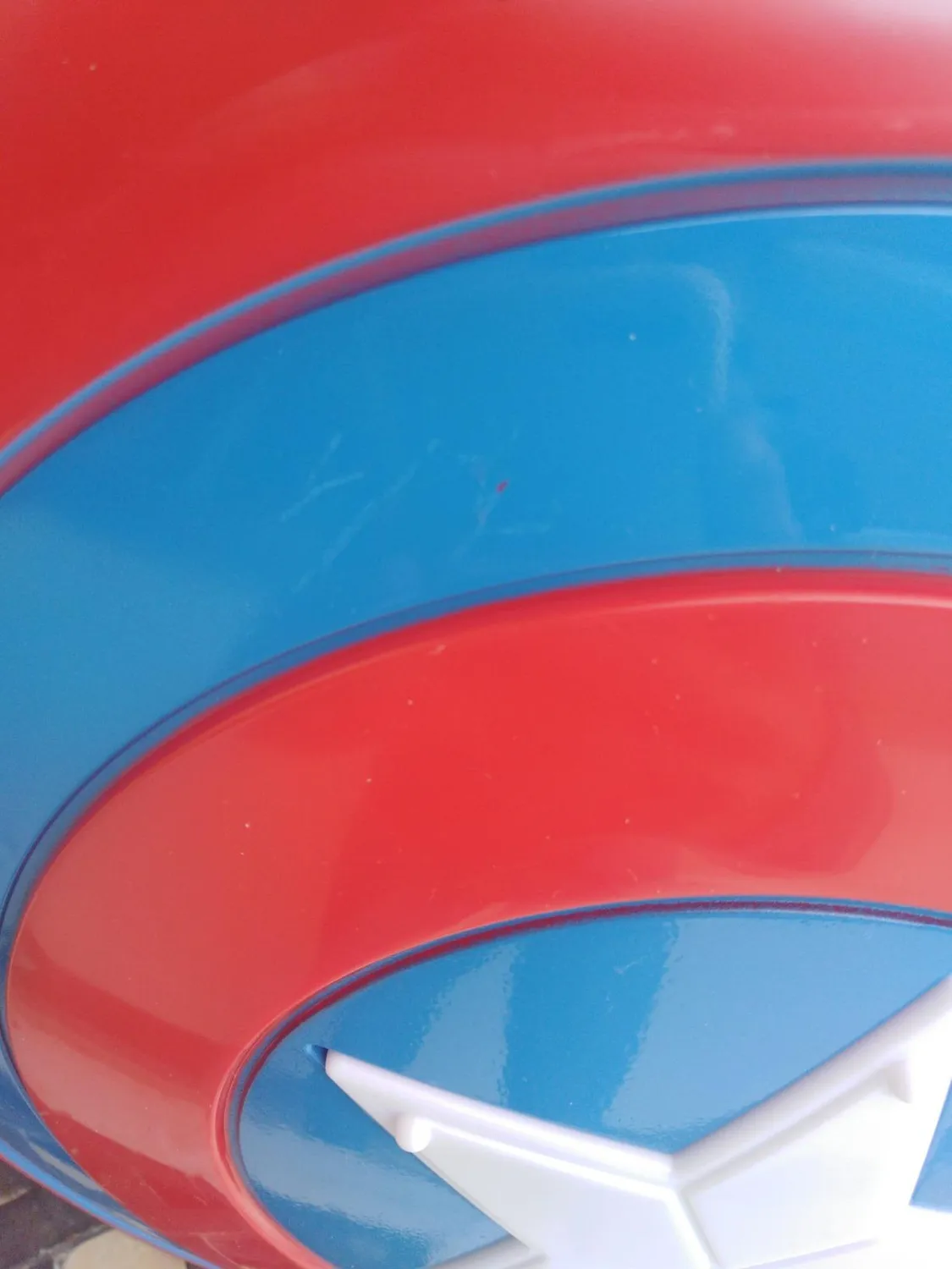 Guirca scudo con stella costume supereroe 32 cm rosso blu