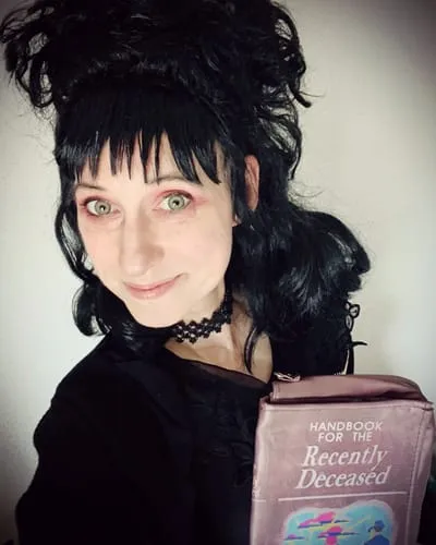 Smiffys Beetlejuice Lydia Deetz parrucca nera donna con frangia