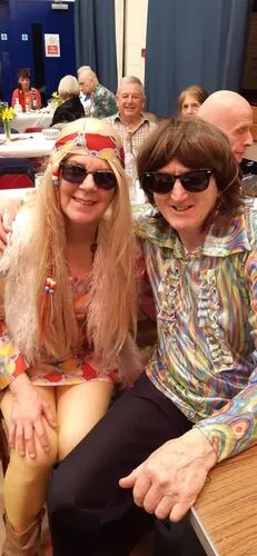 Smiffys Hippy Party parrucca bionda con perline