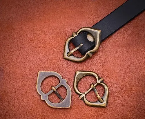 La Bottega di Merlino Medievali set 5 fibbie ottone massiccio